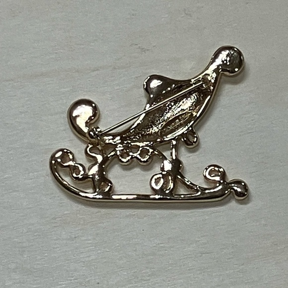 2007 Coldwater Creek Christmas Brooch Pin Sleigh Silver Tone Gold Tone Metal - Picture 2 of 3